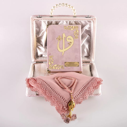Çeyiz Seti (Kur’an + Seccade + Namaz Örtüsü + Tespih) Pembe